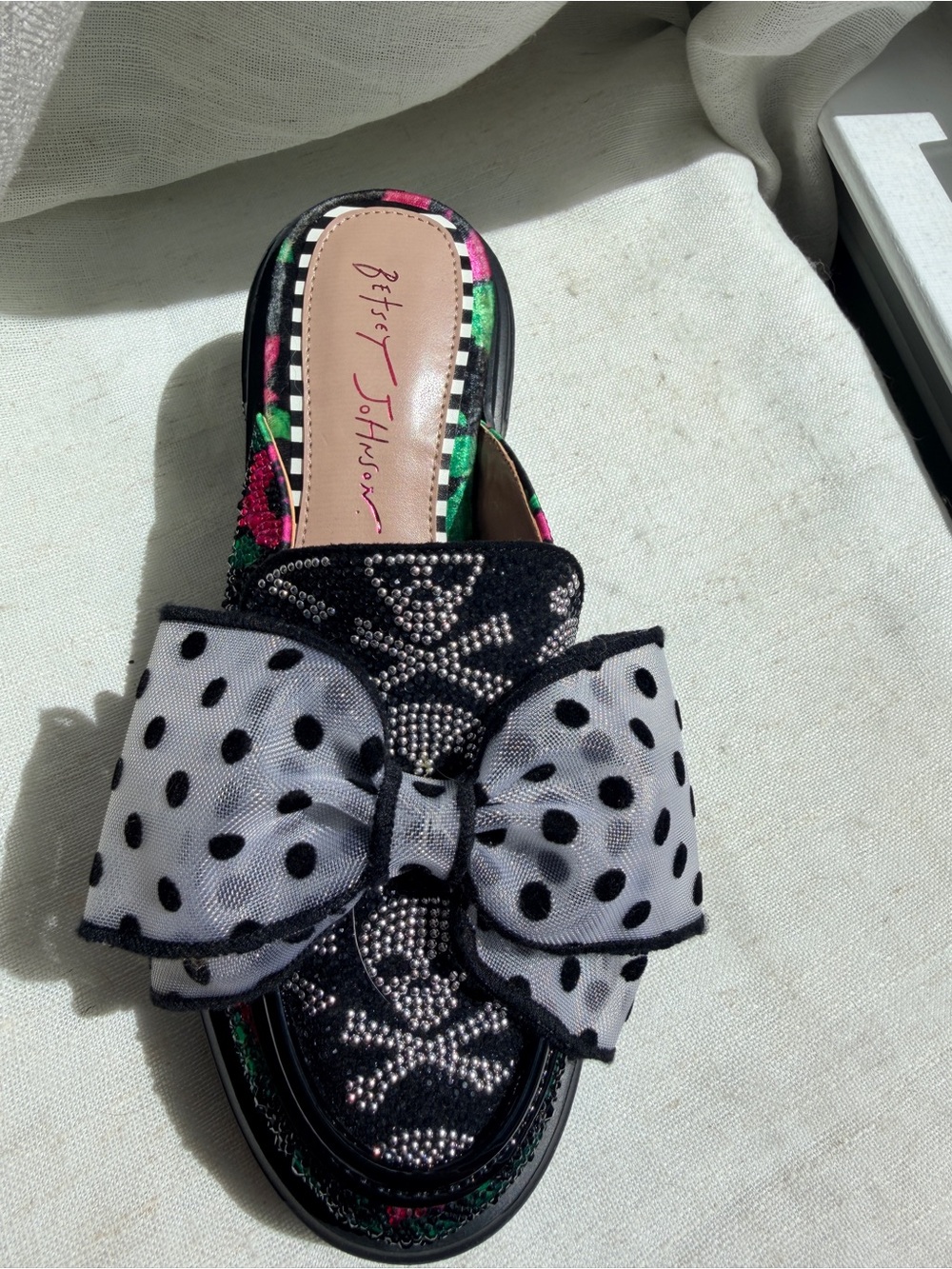 Betsey Johnson Gladdys Black White Flower Rhinestone Bow Mules Size 6 - Picture 4 of 7